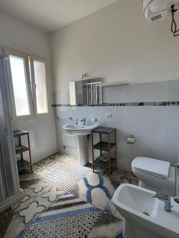 Bagno con pavimento in cementine decorate